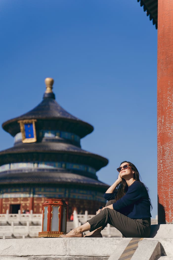 mujer en templo chino