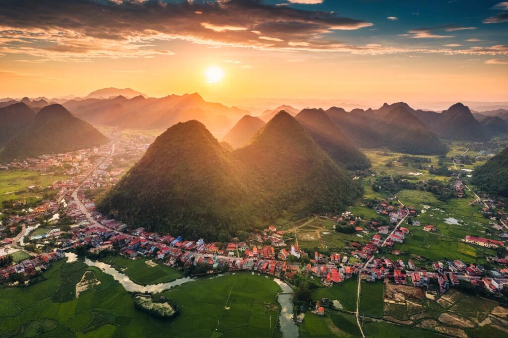 montañas en atardecer